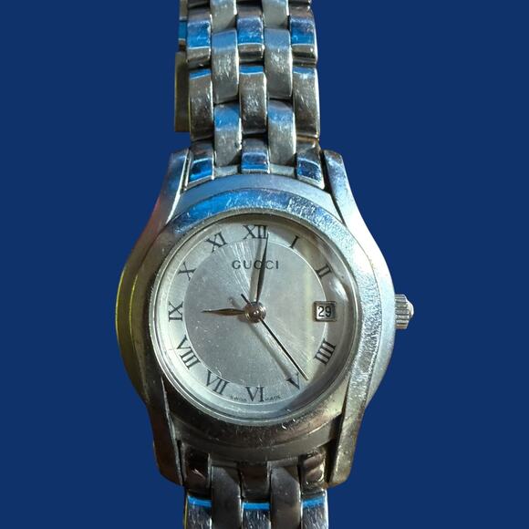 Gucci Women\'s Swiss Made Stainless Steel Silver-Tone Roman Numeral Date Quartz main image 2